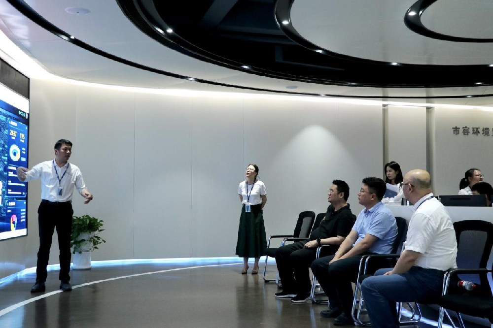 章貢區(qū)委常委、副區(qū)長張達偉一行蒞臨我司調研