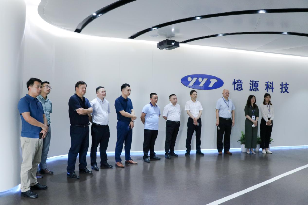 贛州市人民政府駐上海聯(lián)絡處主任黃紅民率部分企業(yè)家蒞臨憶源科技參觀調(diào)研